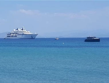 Ο Εμίρης του Κατάρ στην Κέρκυρα: Δείχνει στη γυναίκα του το «Domes Miramare» (φωτό)